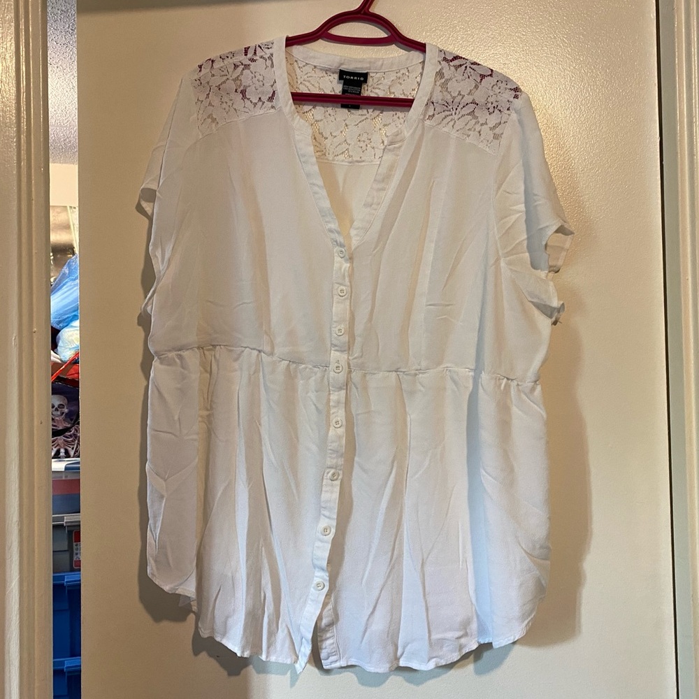 TORRID WHITE LACE INSET BLOUSE